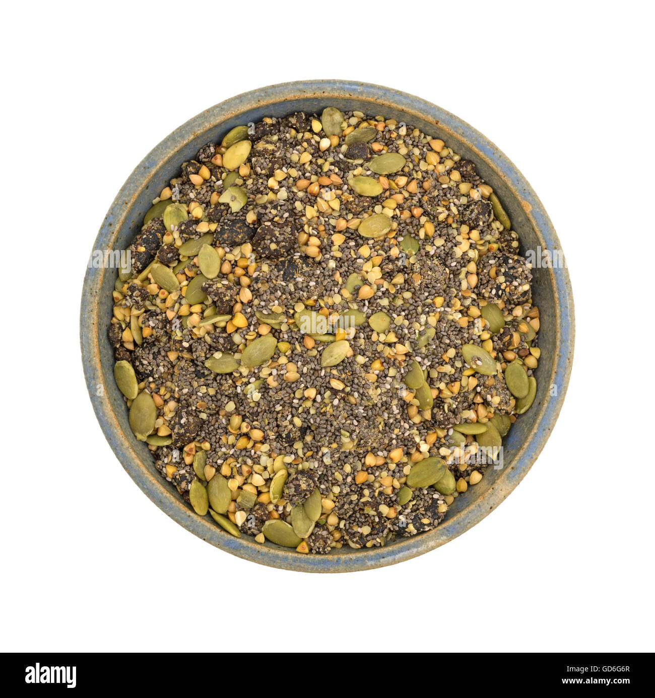 Vista dall'alto di una ciotola riempita di Chia, mirtillo palustre e semi di zucca di cereali per la colazione isolato su uno sfondo bianco. Foto Stock