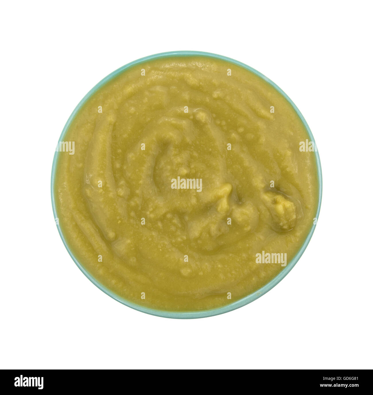 Vista dall'alto di una ciotola di verde spessa zuppa di piselli quasi traboccante isolato su uno sfondo bianco. Foto Stock