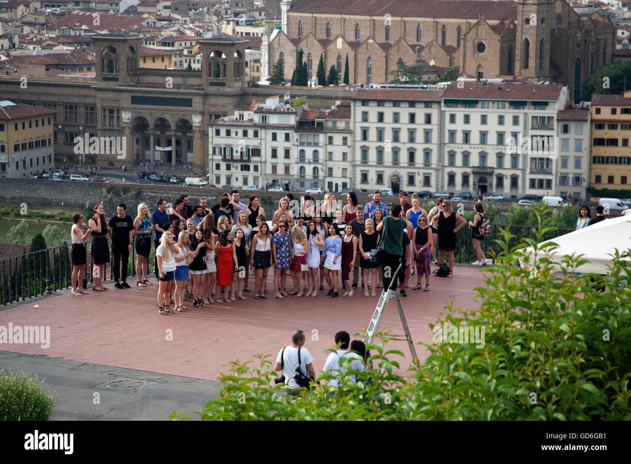 Un folto gruppo di studenti in posa per una fotografia formale sul Piazzale Michelangelo, Firenze Italia Foto Stock