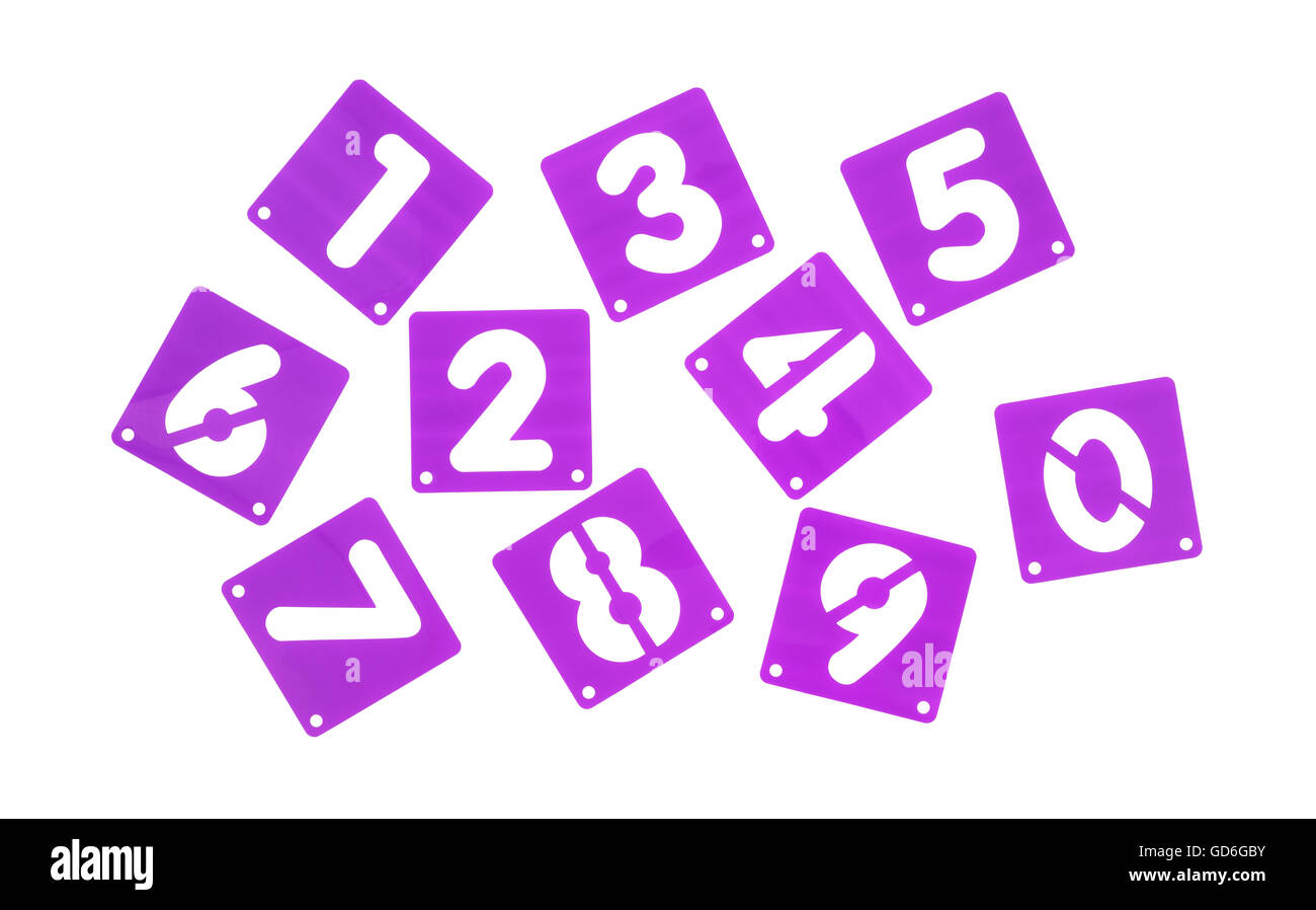 Un gruppo di numeri in viola poster board stampini su uno sfondo bianco. Foto Stock