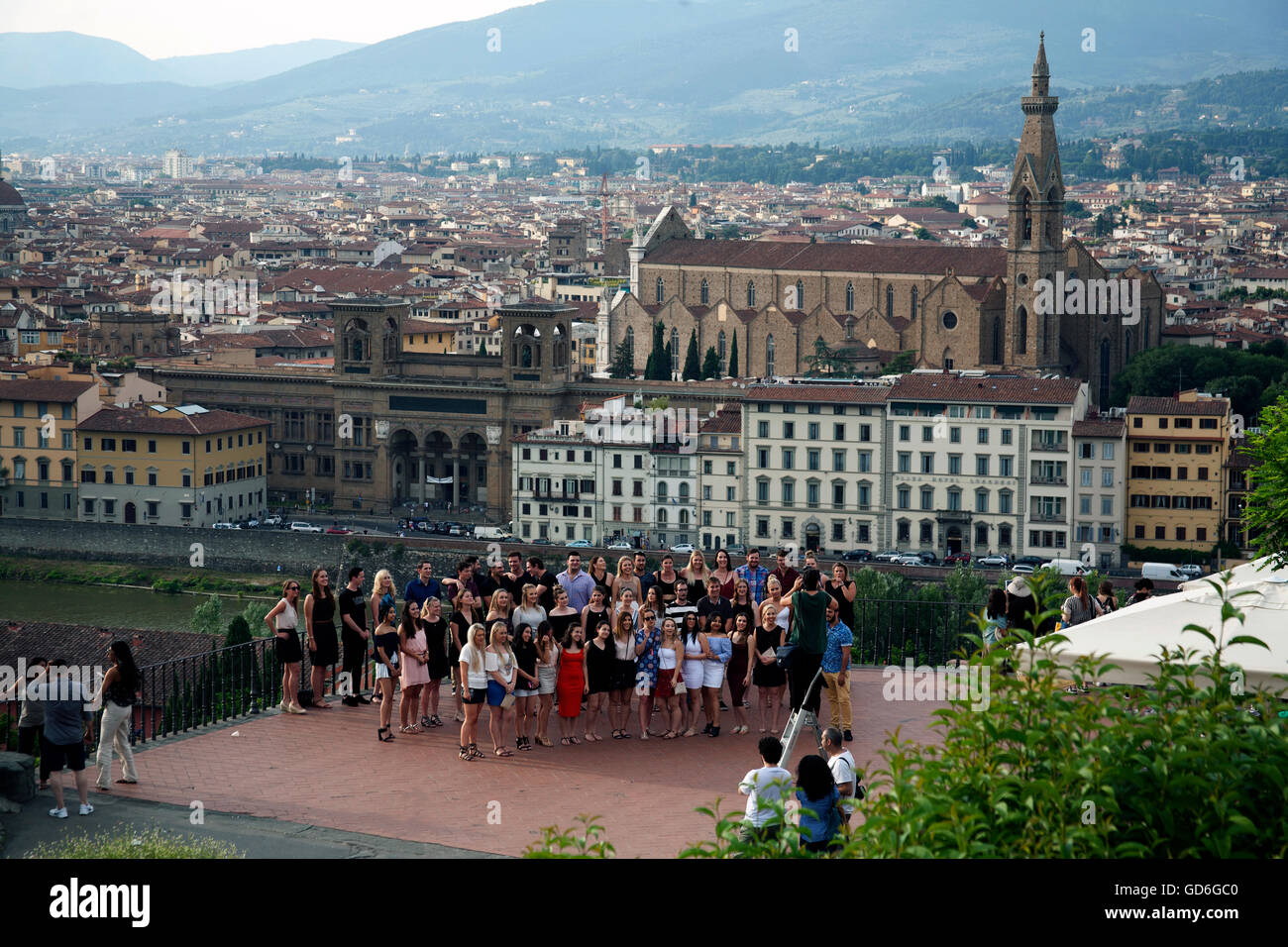 Un folto gruppo di studenti in posa per una fotografia formale sul Piazzale Michelangelo, Firenze Italia Foto Stock
