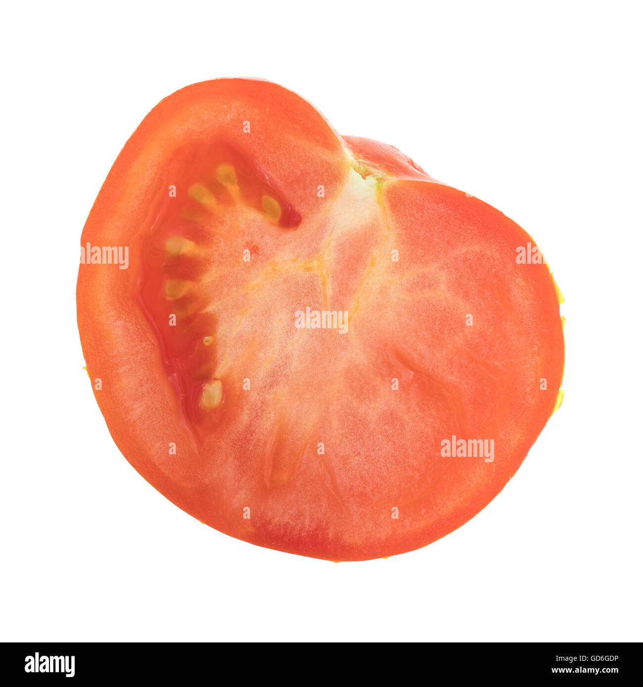 Vista dall'alto di un taglio in mezzo organico di pomodoro rosso isolato su uno sfondo bianco. Foto Stock