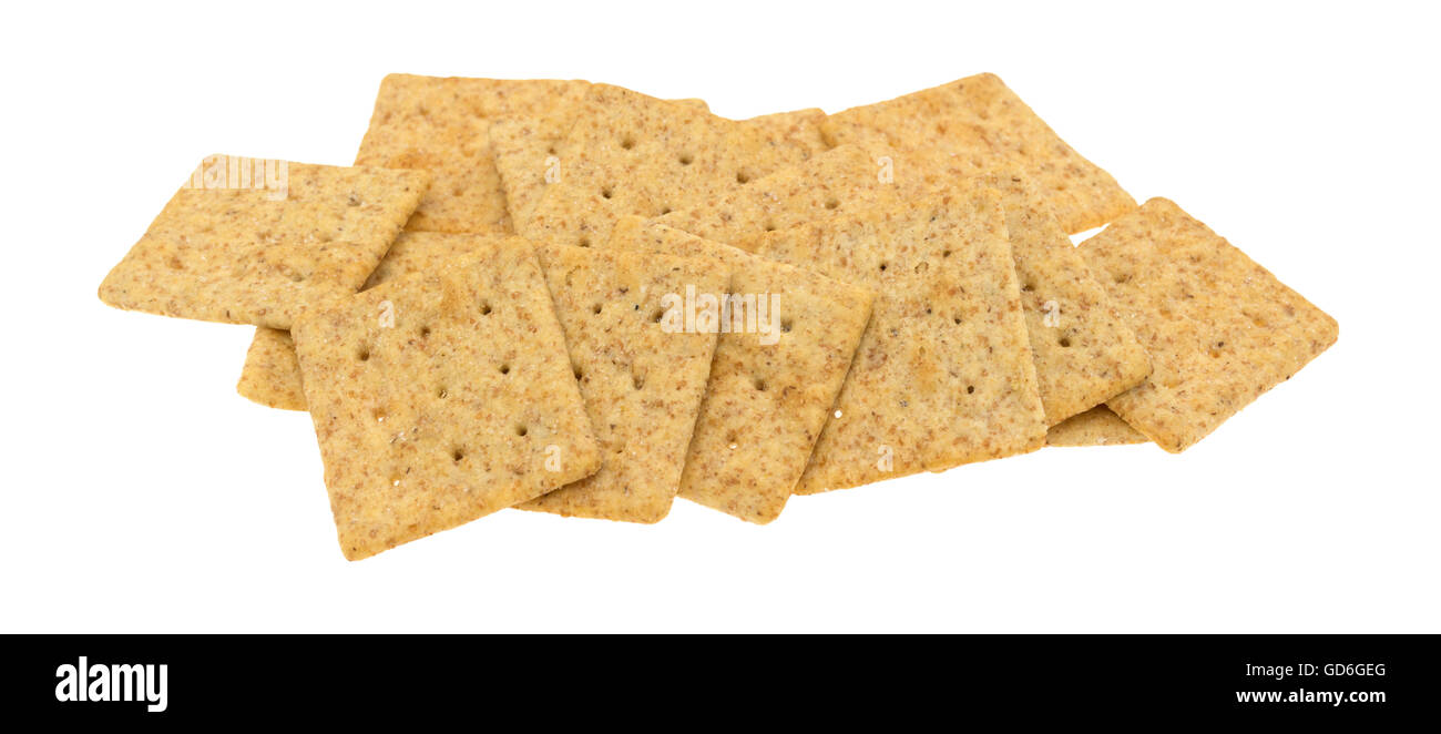 Vista laterale di un serving di organico cracker integrali isolato su uno sfondo bianco. Foto Stock
