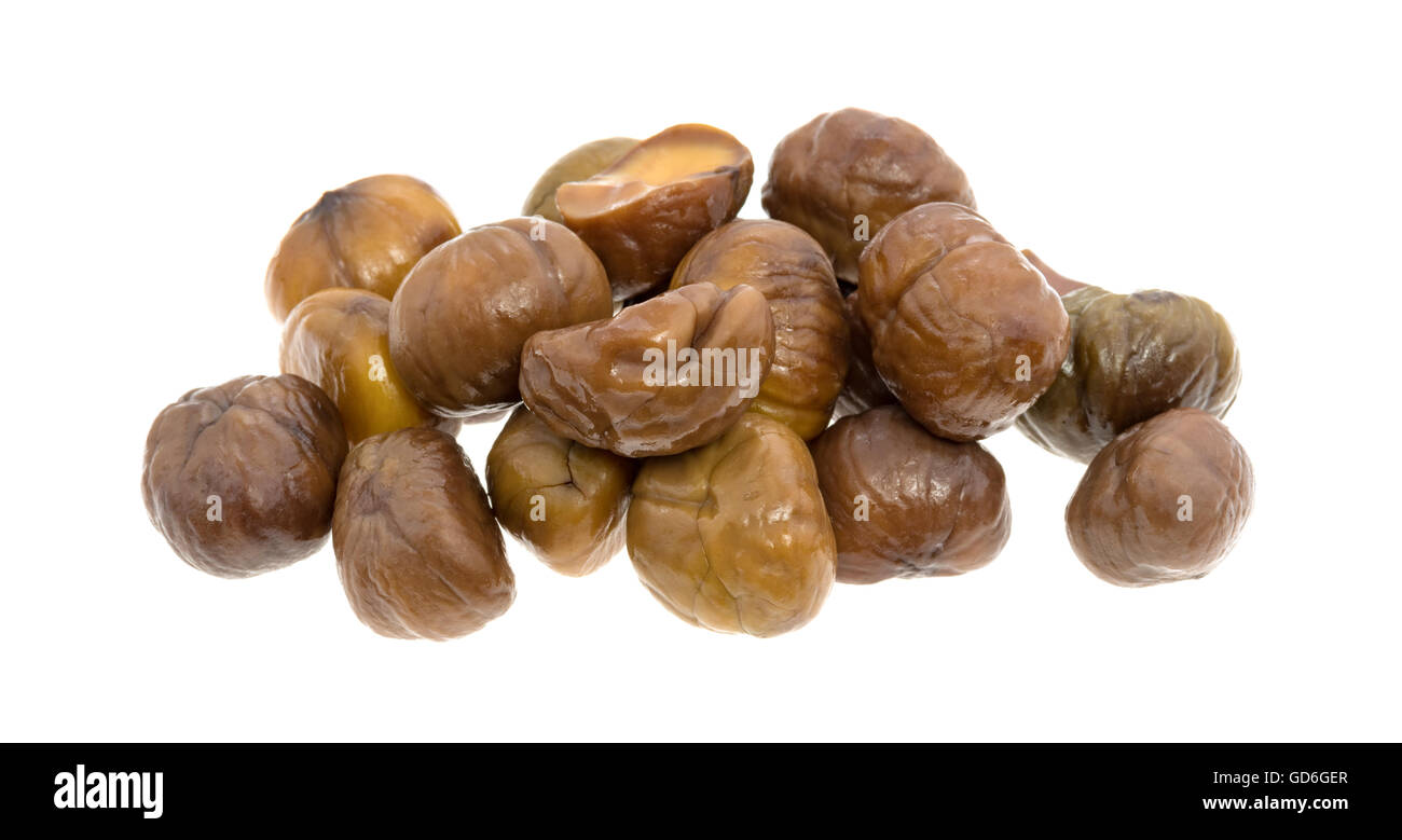 Piccolo gruppo di organico intere sgusciate castagne arrostite isolato su uno sfondo bianco. Foto Stock