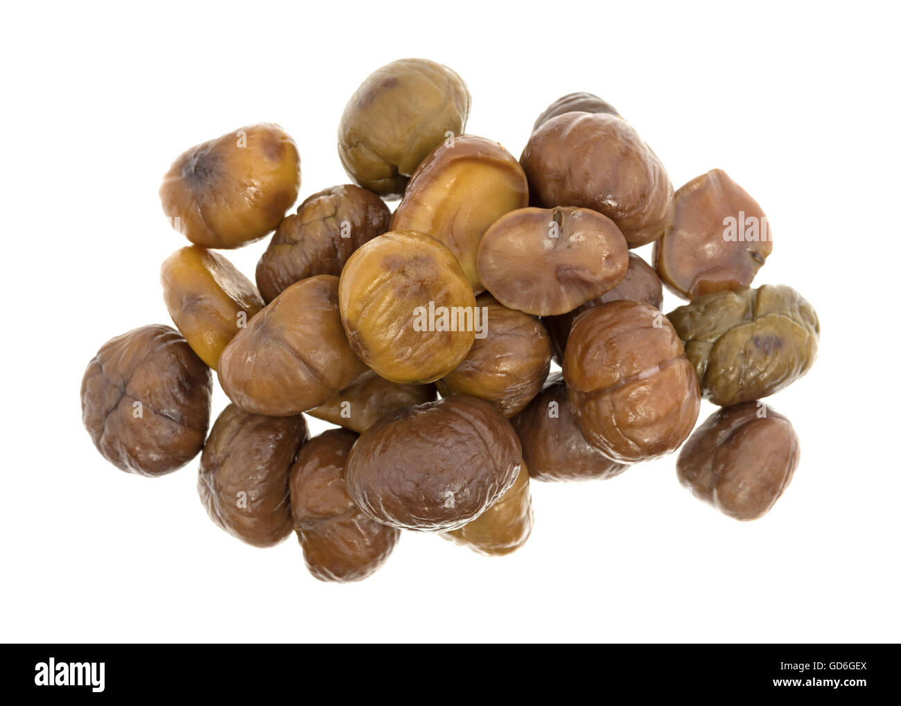 Vista dall'alto di organico intere sgusciate castagne arrostite isolato su uno sfondo bianco. Foto Stock