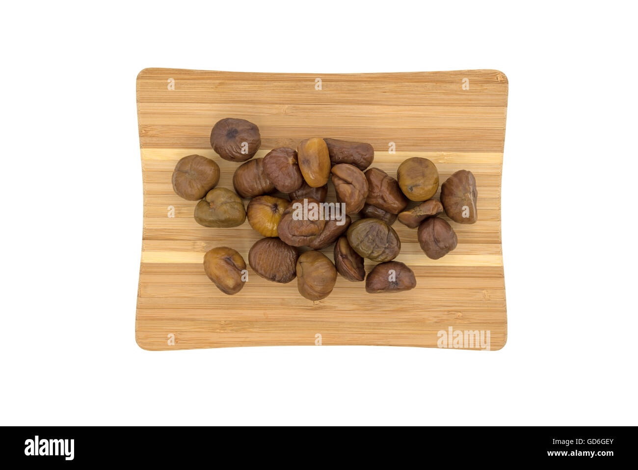 Vista dall'alto di organico intere sgusciate castagne arrostite su un legno tagliere isolato su uno sfondo bianco. Foto Stock