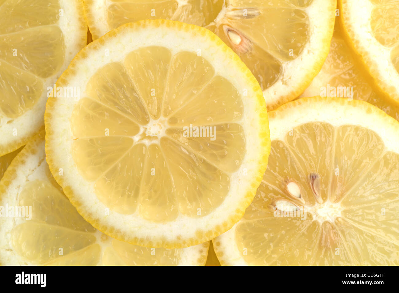 Chiudere la vista di una delle fette di limone fresco. Foto Stock