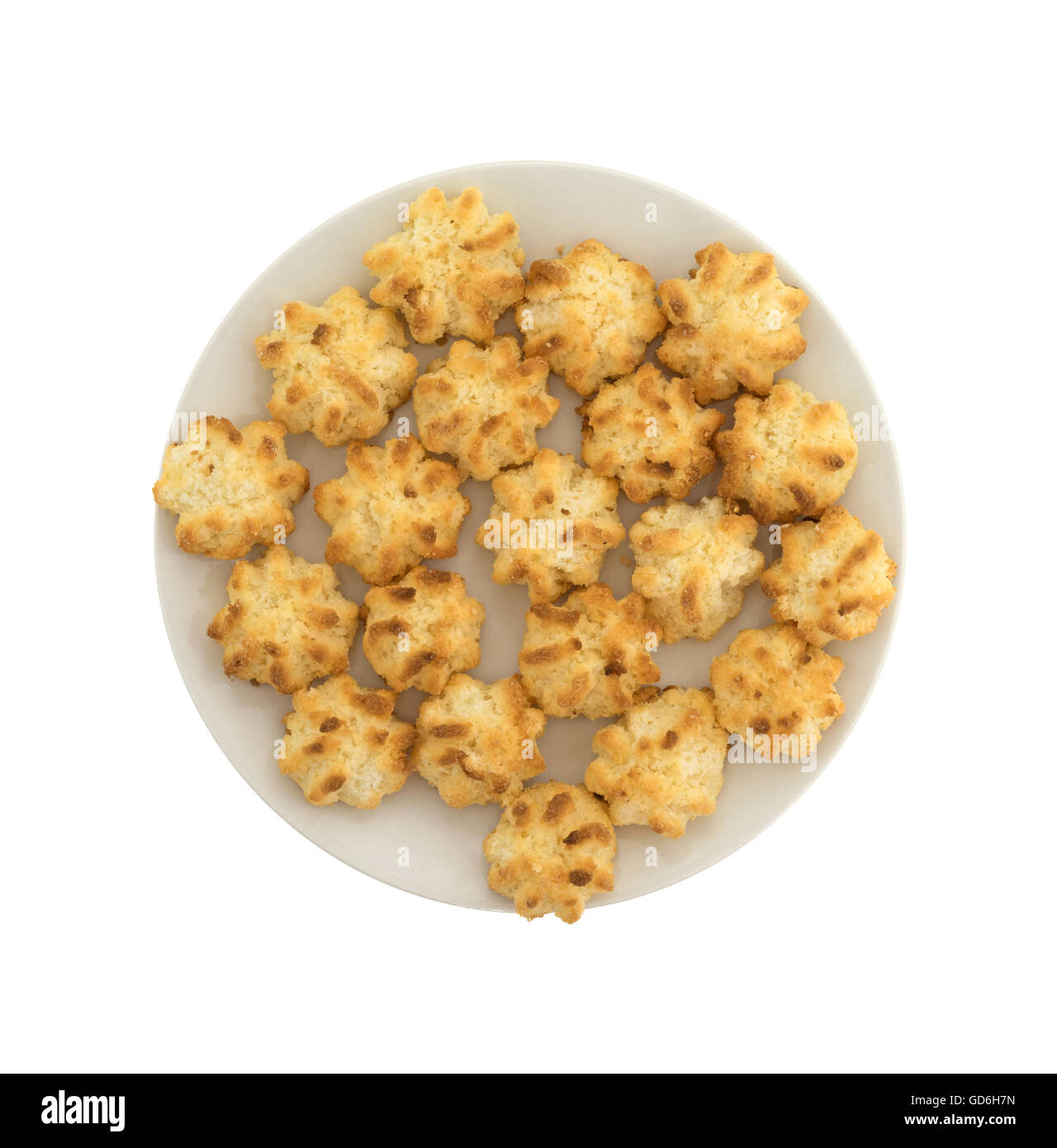 Vista dall'alto di una piastra di zucchero libera amaretti di cocco isolato su uno sfondo bianco. Foto Stock