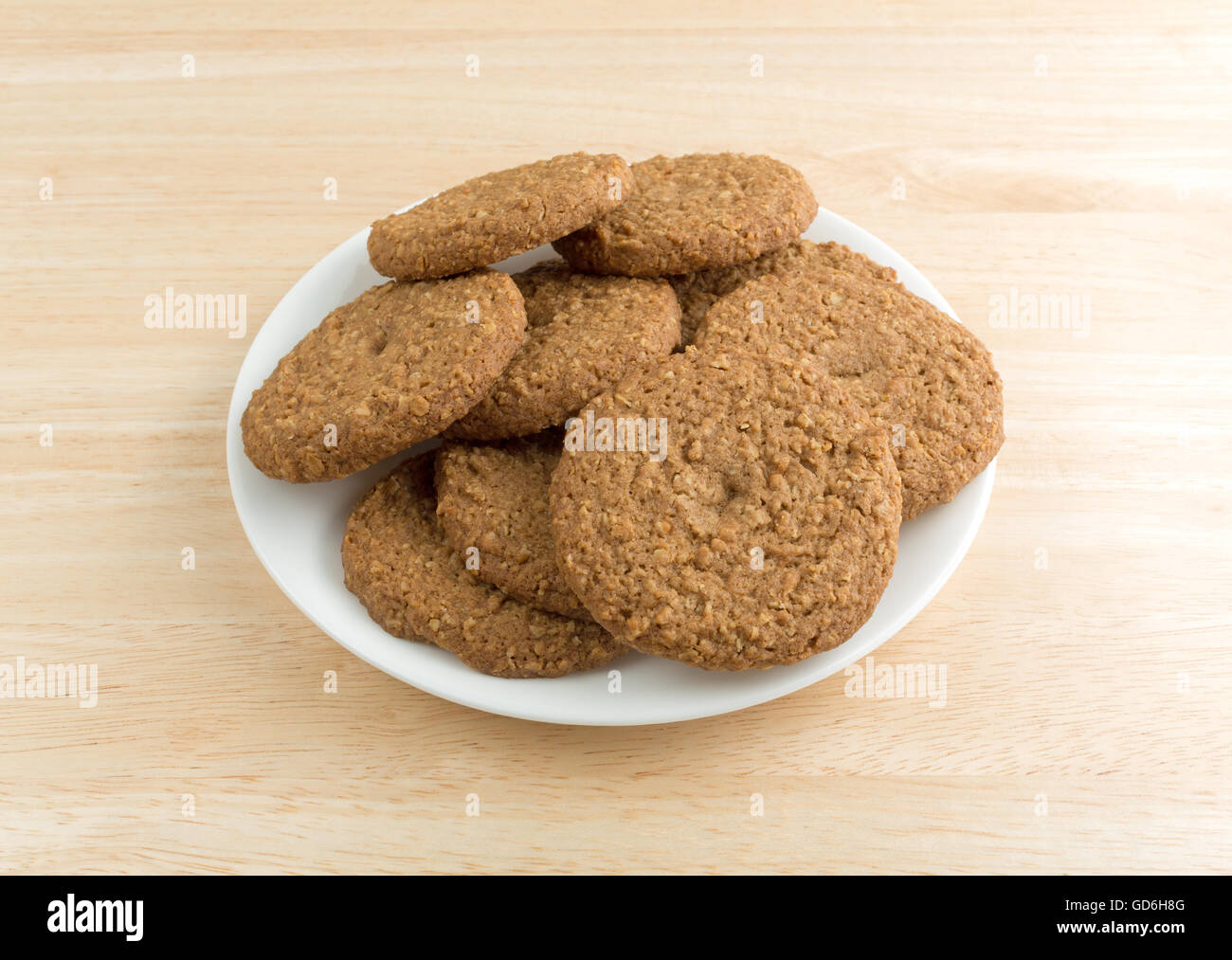 Una piastra di fiocchi d'avena zucchero libero i cookie su una tavola di legno alto. Foto Stock