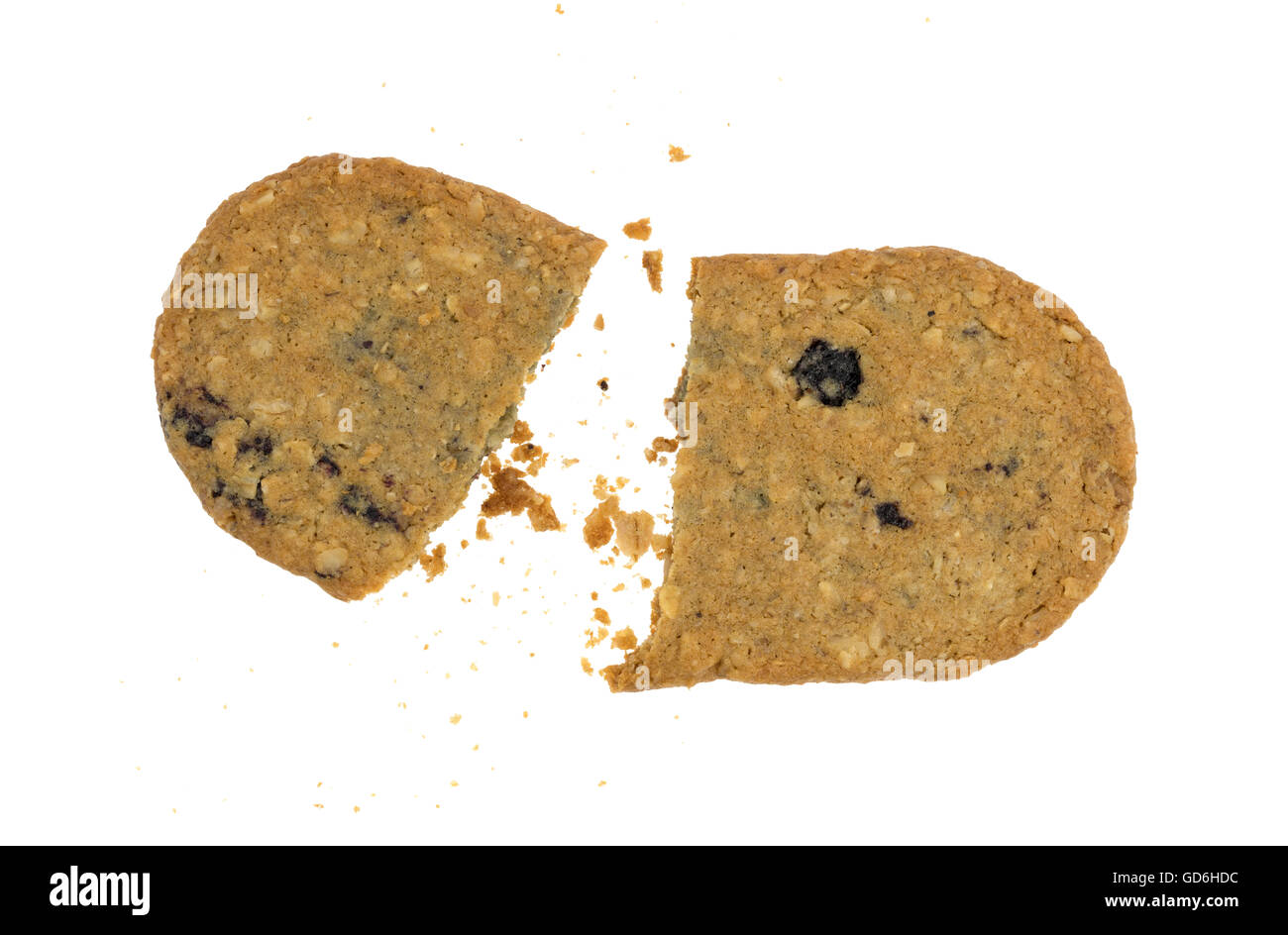 Vista superiore della rottura di un mirtillo fetta cookie con le briciole su uno sfondo bianco. Foto Stock