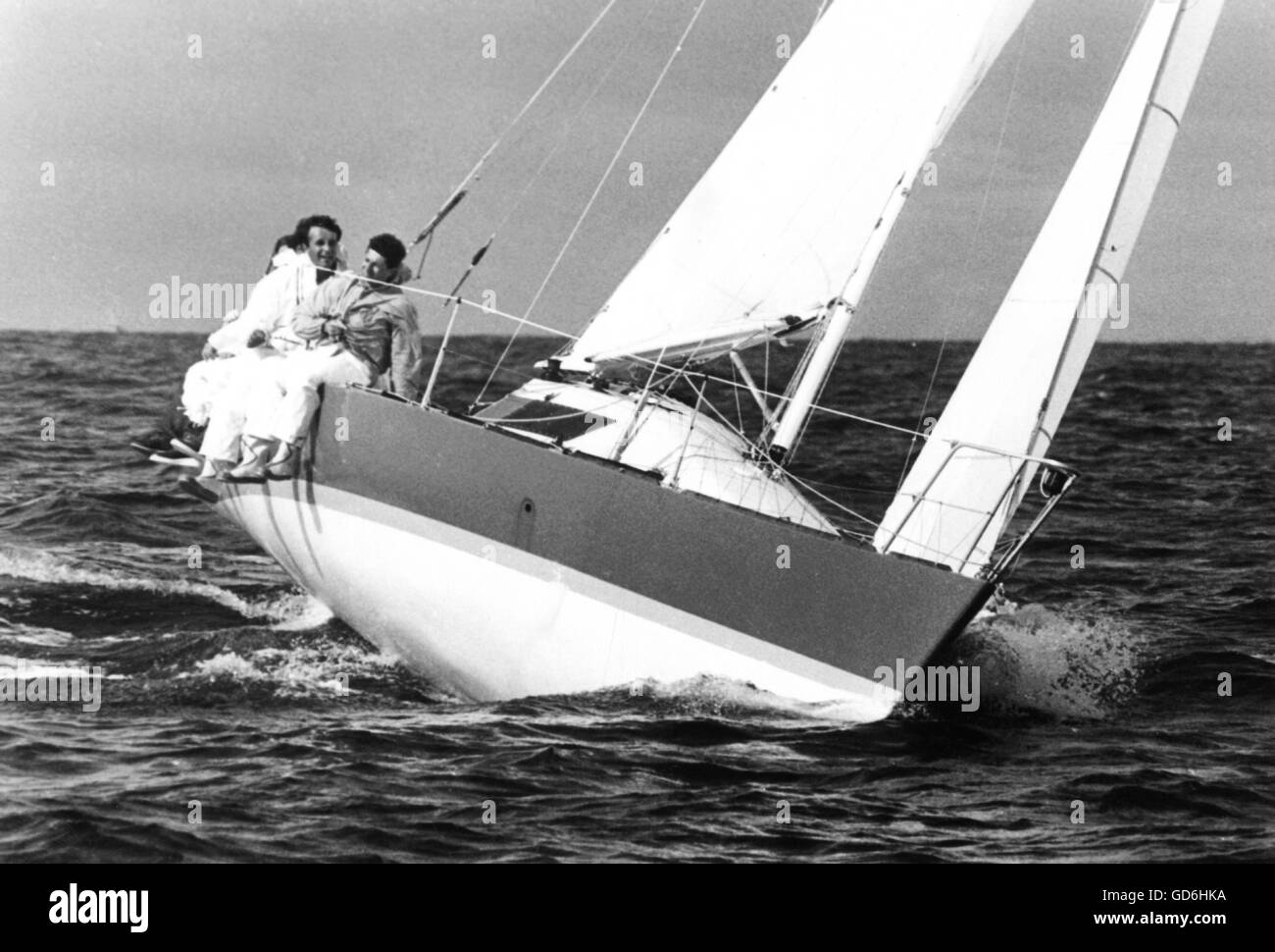 AJAXNETPHOTO. 1983 - mezza tonnellata di COPPA DEL MONDO IL VINCITORE DEL CAMPIONATO - FREE LANCE SKIPPER DA DENIS PERES (FR). Foto:l'AJAX NEWS FOTO REF:HDD/YA freelance 1983 Foto Stock