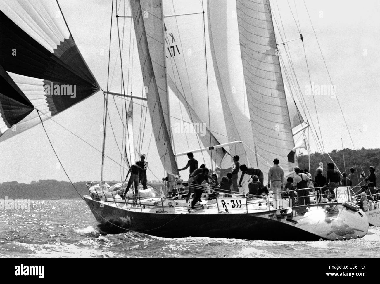 AJAXNETPHOTO. Luglio 1979. SOLENT,Inghilterra. - Canale RACE START - SISKO DELL AUSTRALIA (più vicina) skipper da ROLLY TASKER E BATTLECRY (GB), sia di classe 1, testa fuori di Cowes all'inizio. Foto:JONATHAN EASTLAND/AJAX REF:HDD/YA Sisko 1979 Foto Stock