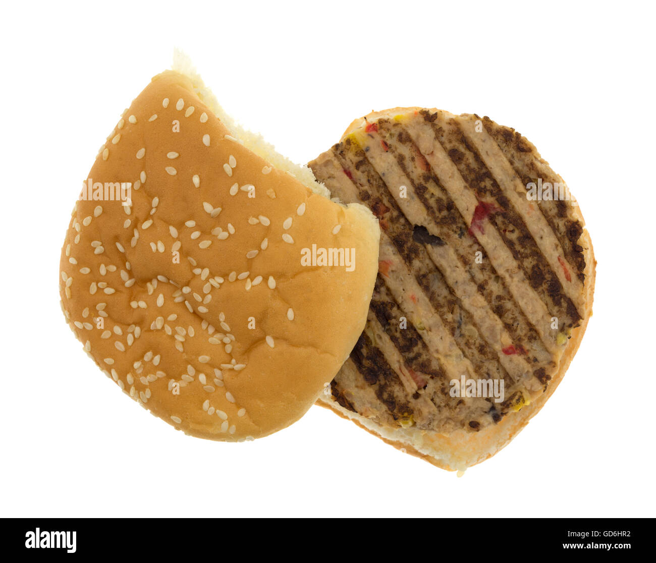 Vista dall'alto di un aperto di fronte hamburger vegetariano in un panino isolato su uno sfondo bianco. Foto Stock