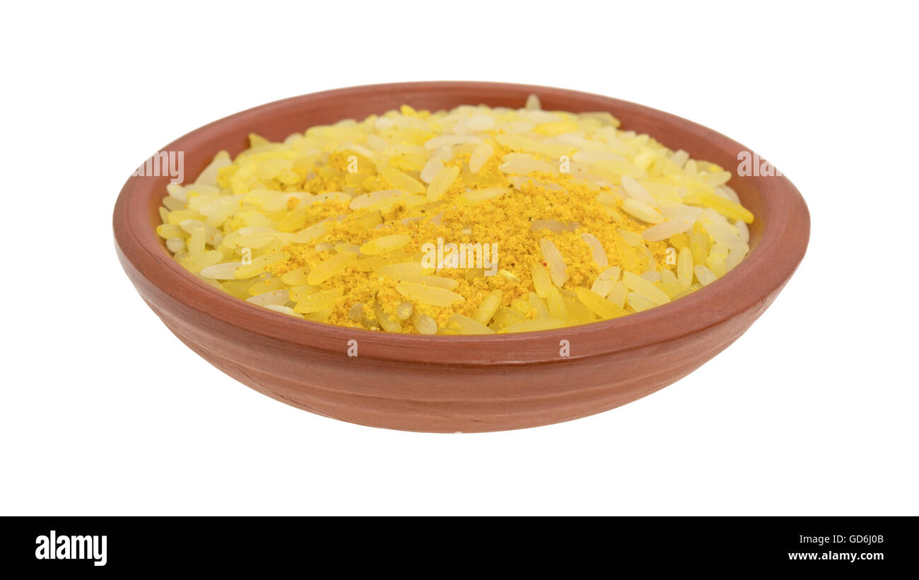 Una piccola ciotola riempita con zafferano riso e condimenti isolato su uno sfondo bianco. Foto Stock