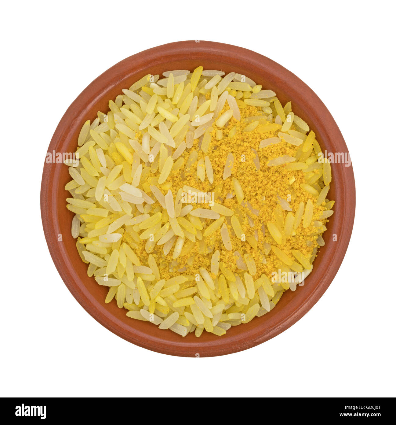 Vista dall'alto di una piccola ciotola riempita con zafferano riso e condimenti isolato su uno sfondo bianco. Foto Stock