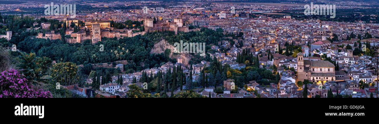 Il palazzo di Alhambra, panoramica vista panorama al tramonto dalla chiesa di San Nicola, Granada, Andalusia, Spagna Foto Stock