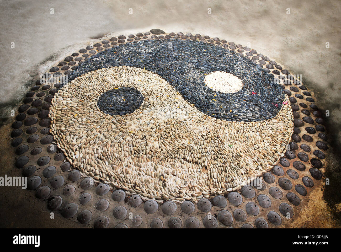 Yin Yang segno. Sorta di pietra simbolica. Foto Stock