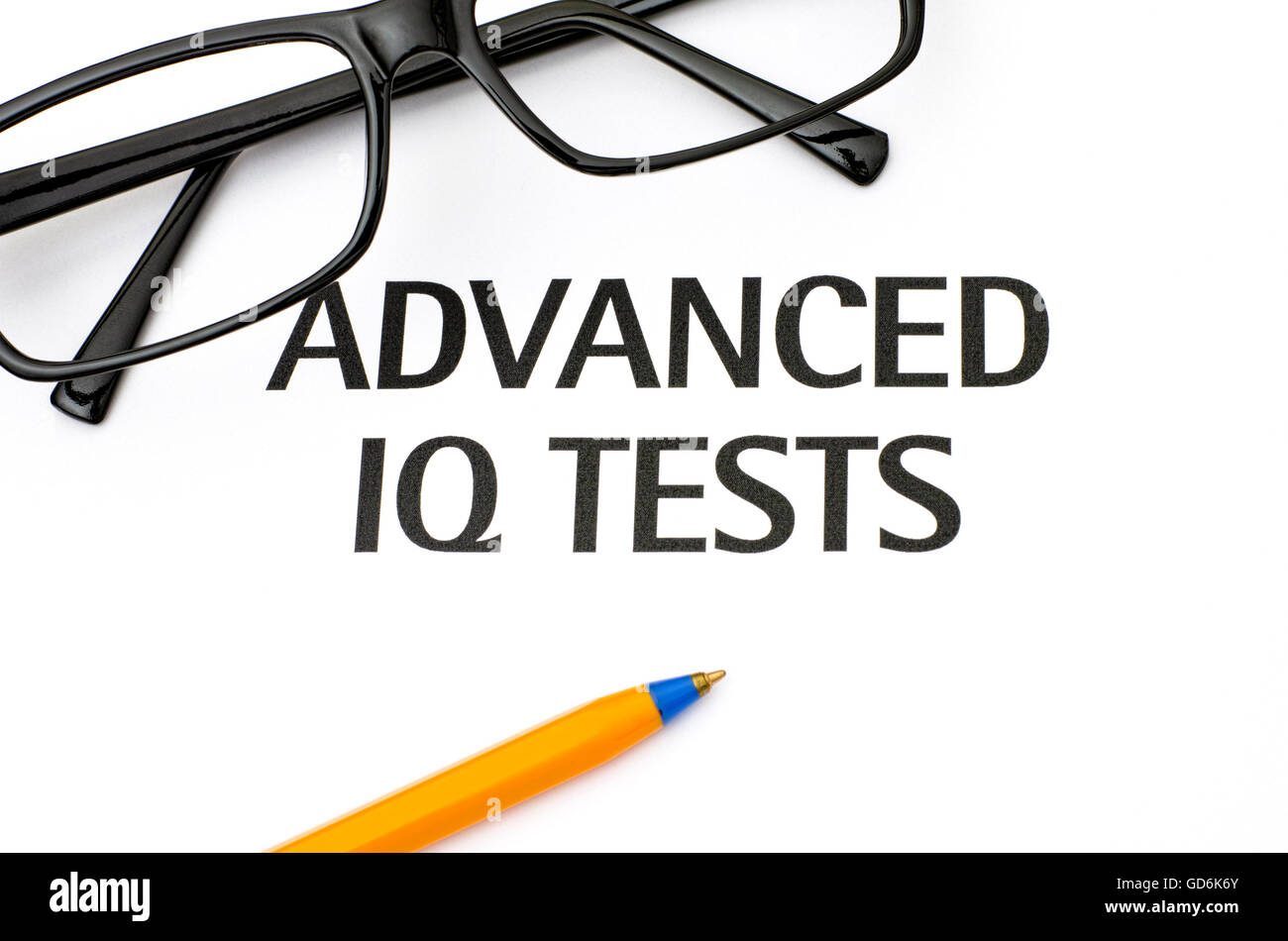Advanced test IQ con gli occhiali e penna a sfera Foto Stock