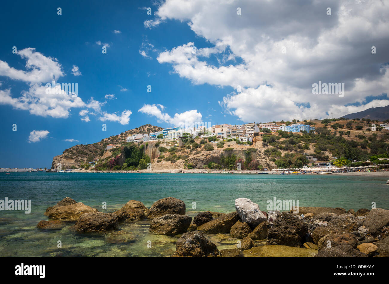 Agia Galini Beach a Creta, Grecia. I turisti relax e bagno nelle acque cristalline di Agia Galini Beach. Foto Stock