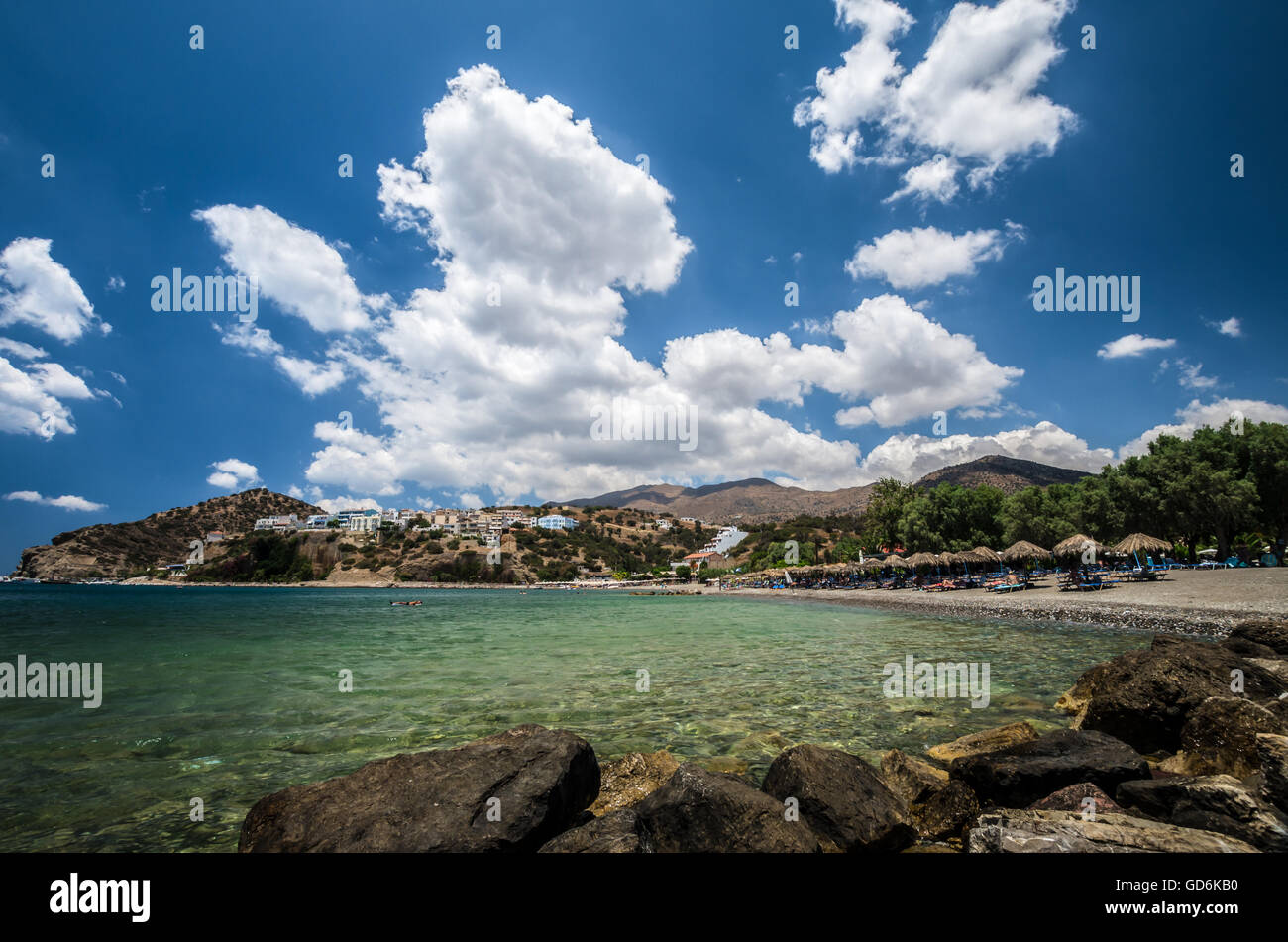 Agia Galini Beach a Creta, Grecia. I turisti relax e bagno nelle acque cristalline di Agia Galini Beach. Foto Stock