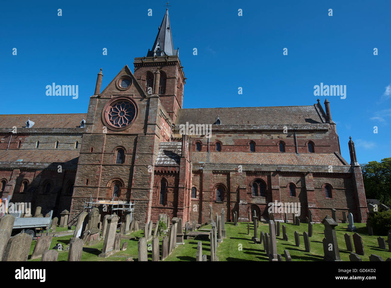 Il St Magnus Cattedrale che domina la Kirkwall Orkney Islands skyline di capitale SCO 10,585. Foto Stock