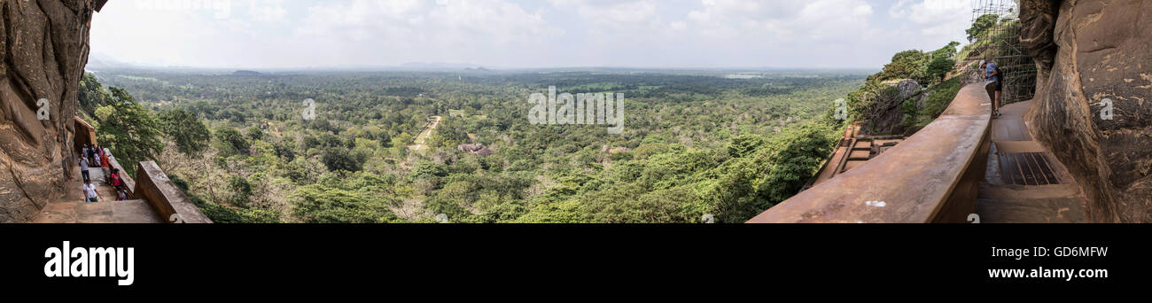 Girato da affresco zona rivolta verso i giardini di Sigiriya (Lion Rock). Mostra il passaggio intagliato e la vista a ovest Foto Stock