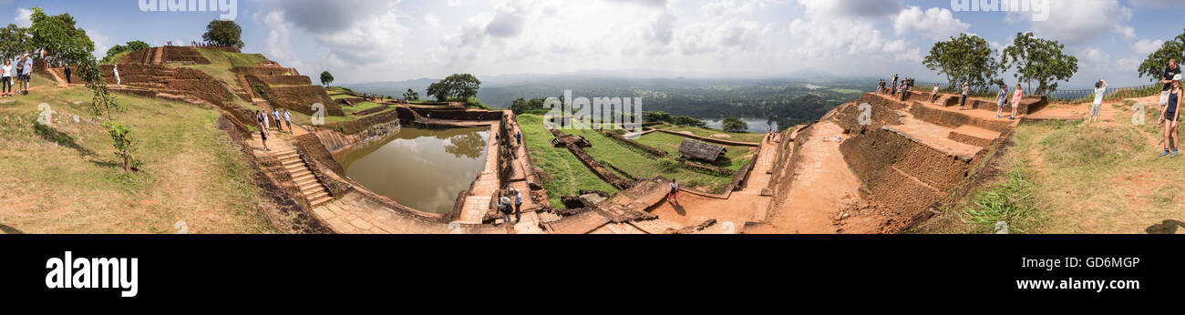 Scattato dalla parte superiore di Sigiriya (Lion Rock). Mostra il palazzo rimane, serbatoi di acqua e la vista a sud, sun & nuvole Foto Stock