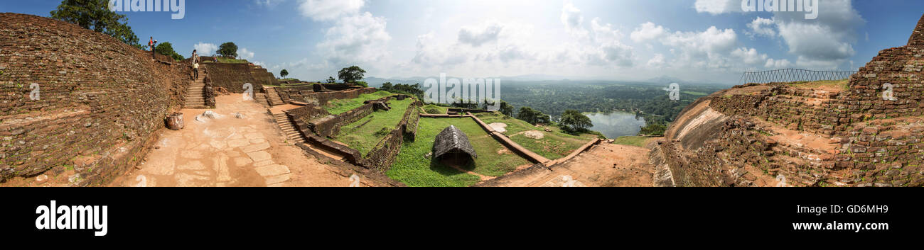 Scattato dalla parte superiore di Sigiriya (Lion Rock). Mostra i resti del complesso del palazzo, il serbatoio e la vista a Sud. Foto Stock
