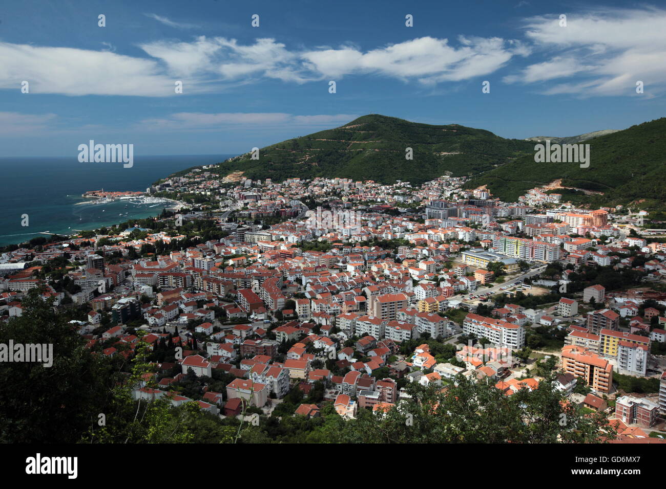 Das Moderne Zentrum der Adria Stadt Budva mit vielen neuen Appatementhausern in Montenegro im Balkan am Mittelmeer in Europa. Foto Stock