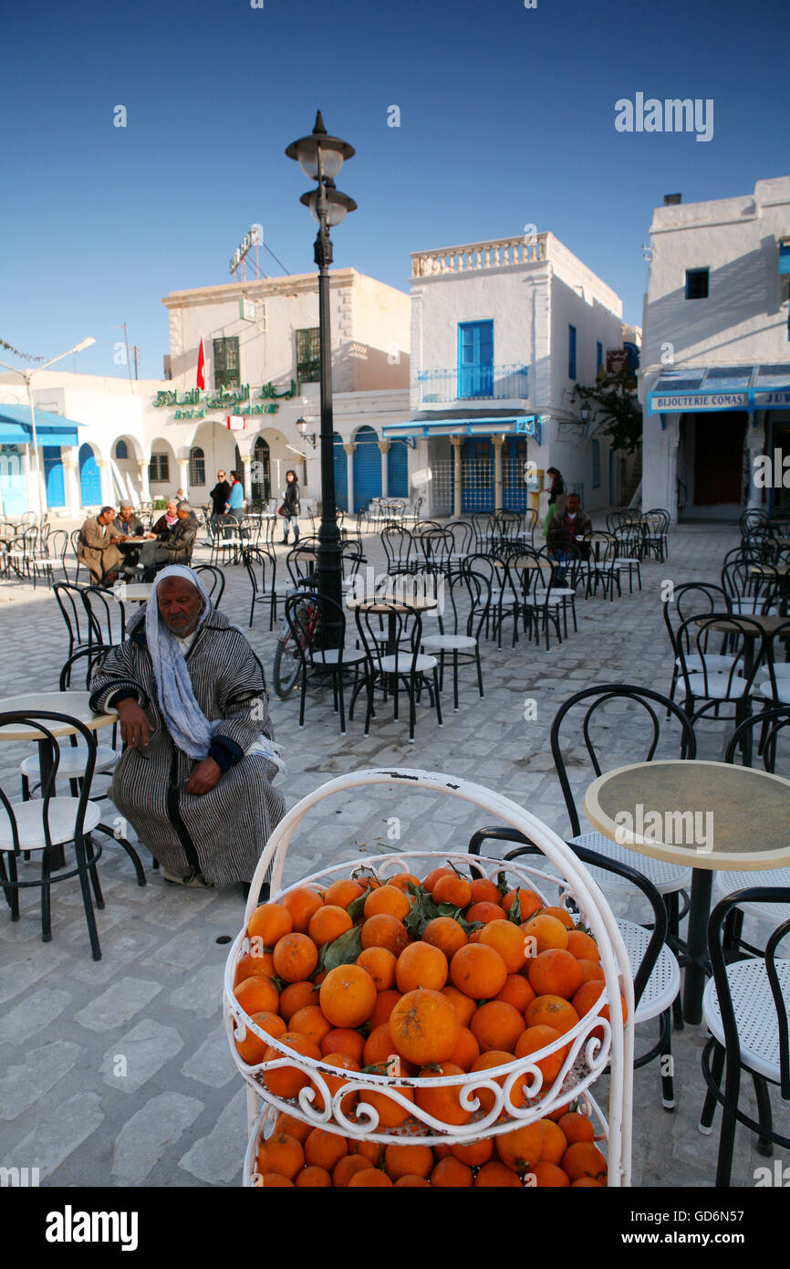 Gli uomini seduti in un caffè tradizionale a Houmt Souk Gerba Tunisia Foto Stock