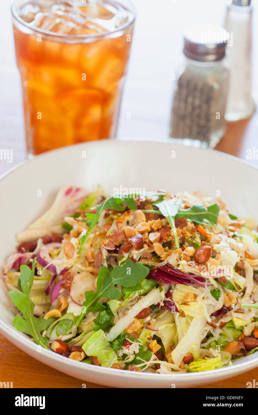 Speziata insalata vietnamita con tè freddo, angolo cottura Ristorante, Templeton, California Foto Stock