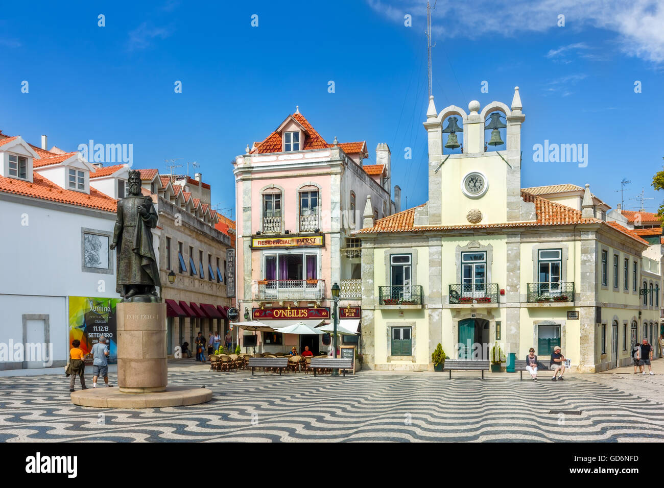 Vista del centro storico della città con Edificio do Relogio e il monumento del re Pedro I Foto Stock