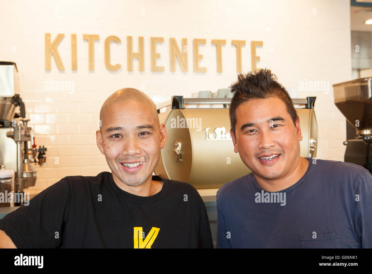 I proprietari e gli chef Chris e Mike Kobayashi, angolo cottura Ristorante, Templeton, California Foto Stock