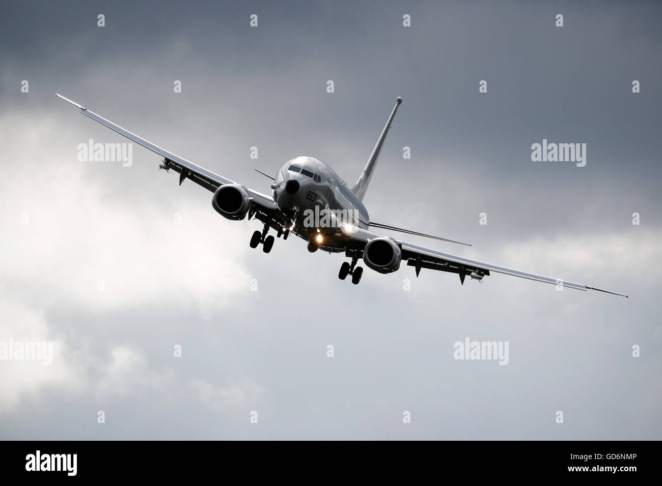 Boeing P-8A Poseidon il pattugliamento marittimo velivolo vola durante l'Airshow di Farnborough 2016 Foto Stock