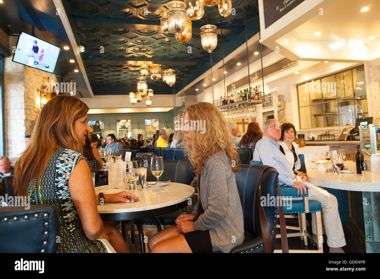 Gli ospiti a pranzo esca Casa di pesce e bar Oyster durante l'Happy Hour, Santa Barbara, California Foto Stock
