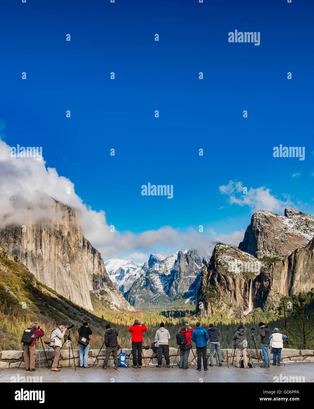 Fotografi a fotografare Yosemite Valley dalla vista di tunnel, il Parco Nazionale di Yosemite Foto Stock