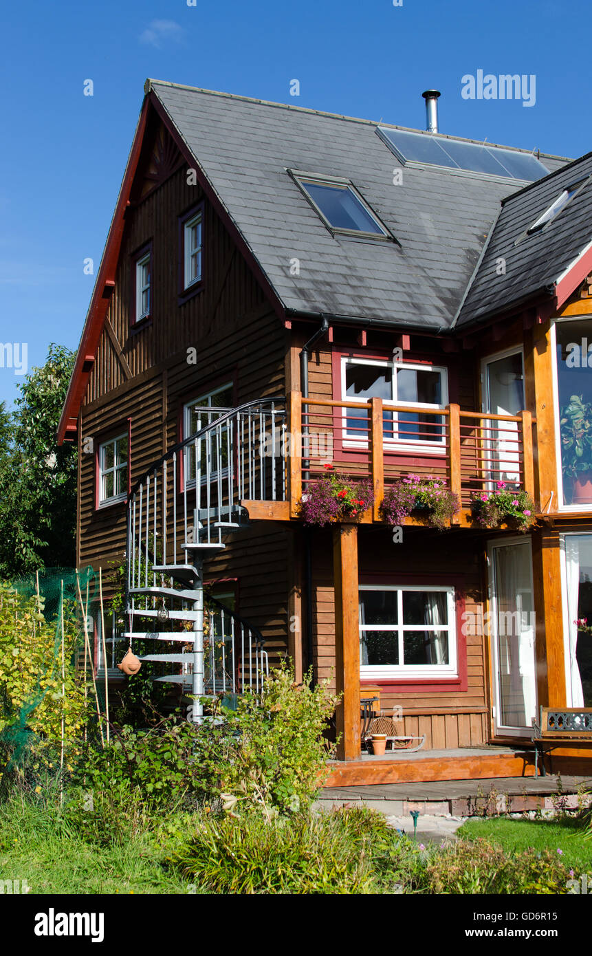 3 storie di casa in legno a Findhorn EcoVillage , Scozia, Regno Unito di Gran Bretagna, con una veranda e la scalinata esterna. Foto Stock