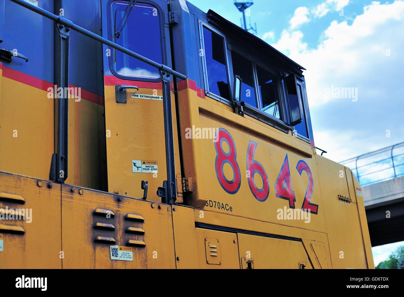 A ovest di Chicago, Illinois, Stati Uniti d'America. Primo piano di una unione pacifico SD diesel70 voce unità fino a Westbound Freight fuori di Chicago in attesa di un segnale chiaro. Foto Stock