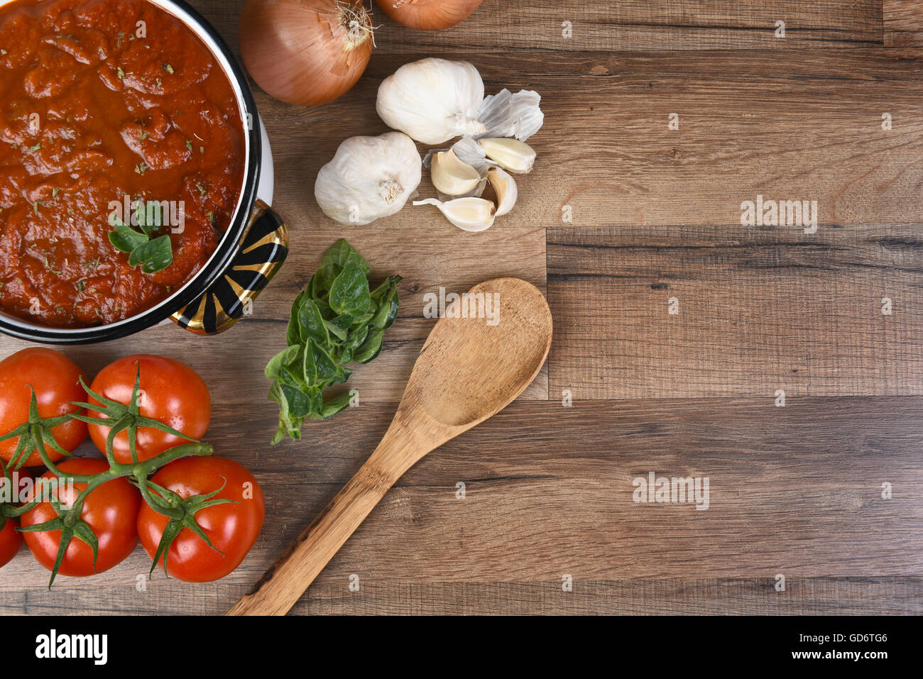 Vista dall'alto di ingredienti per rendere la salsa di pomodoro. Formato orizzontale con copia spazio. Foto Stock