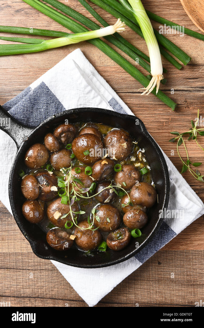 Vista dall'alto di una padella in ghisa con funghi saltati. Foto Stock