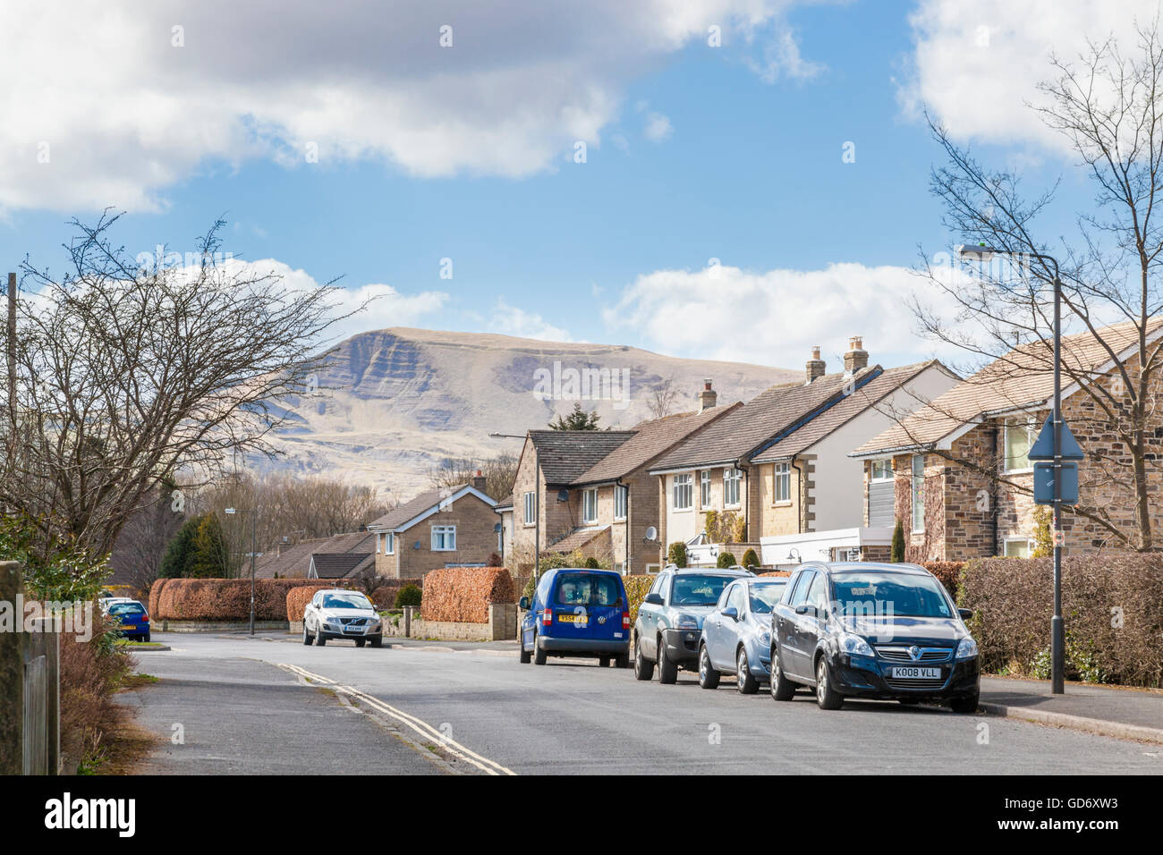 Moderno complesso residenziale nel quartiere di picco con Mam Tor in distanza, Speranza, Derbyshire, England, Regno Unito Foto Stock