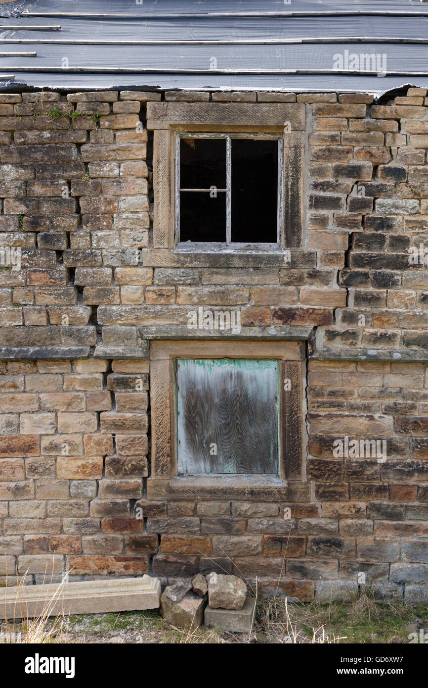 Crepe in un muro di pietra di un cottage o della casa che è caduta in rovina, England, Regno Unito Foto Stock