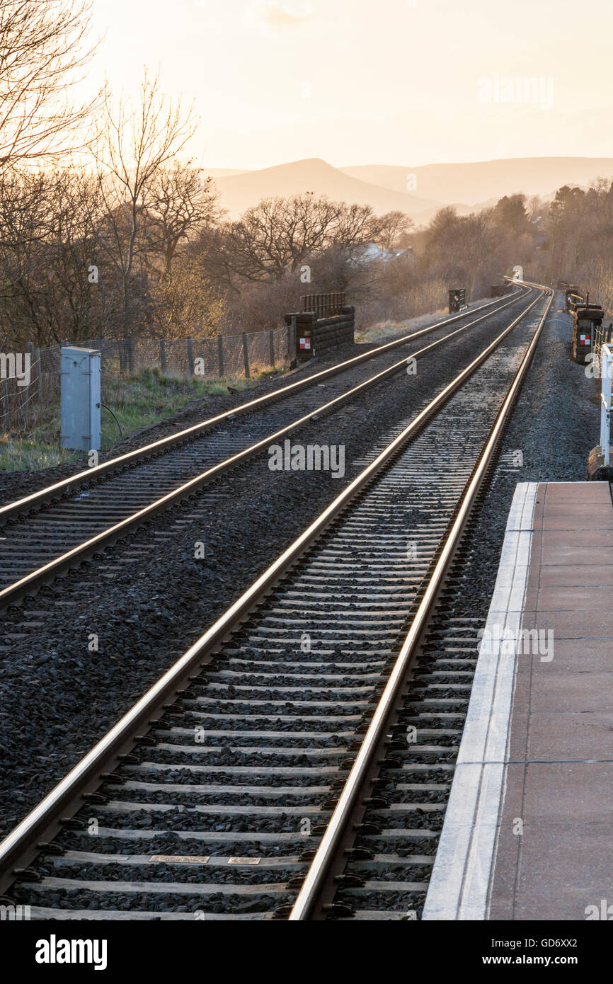 I binari ferroviari. Vista lungo la valle di speranza in linea il Peak District da Hathersage stazione ferroviaria, Derbyshire, England, Regno Unito Foto Stock