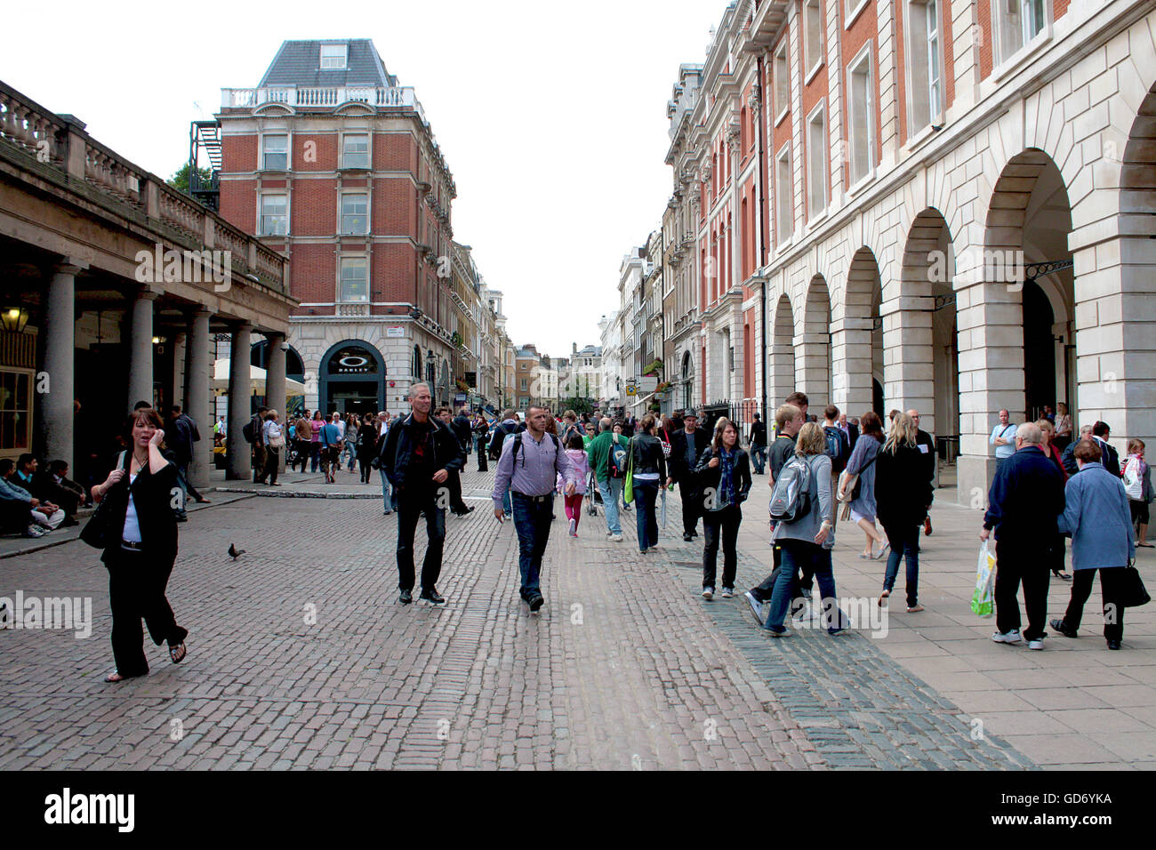 LONDON, Regno Unito - 14 agosto 2010: gregge non identificato di turisti a piedi eseguendo al di fuori di Covent Garden Foto Stock