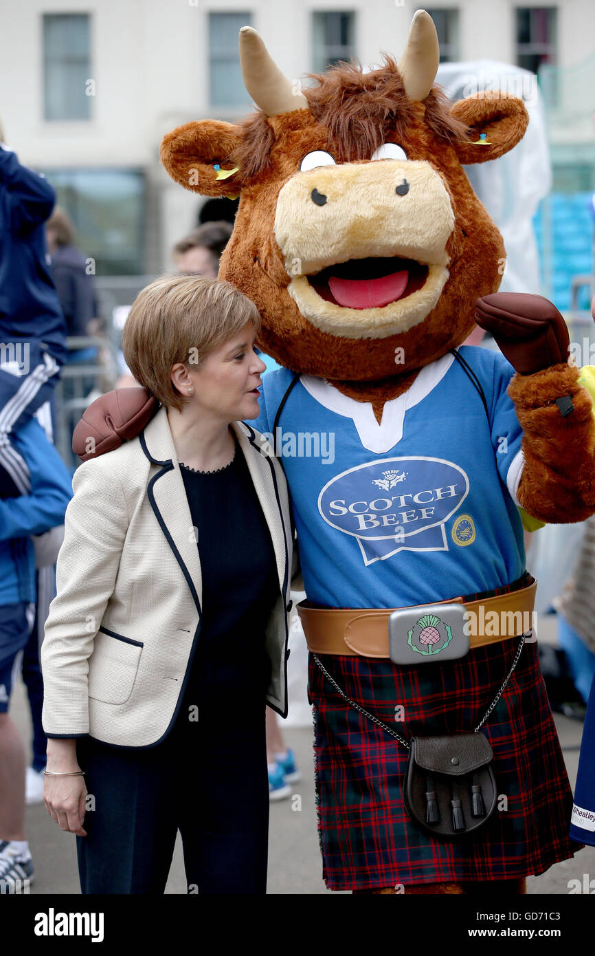 Primo Ministro Nicola Storione con Hamish Highland Coo, la Scozia squadra mascotte presso i senzatetto di Coppa del Mondo a George Square, Glasgow. Foto Stock