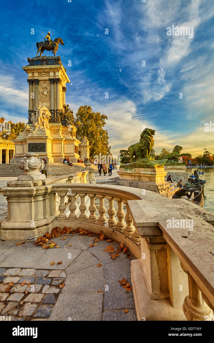 Monumento a Alfonso XII, situato presso il Buen Retiro Park. Madrid. Spagna Foto Stock