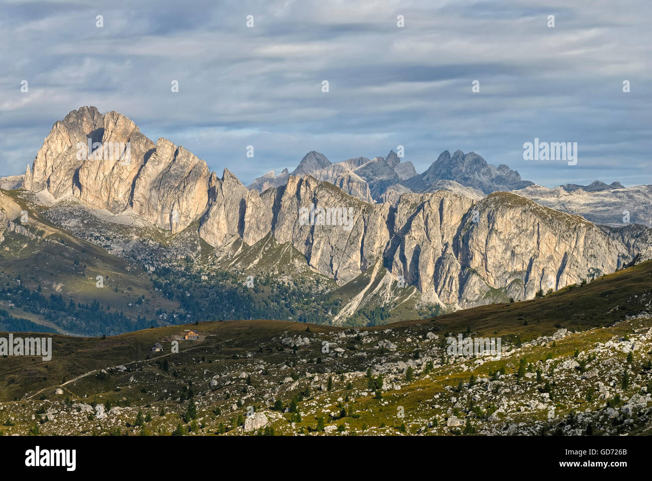 Montagna cresta come si vede dal Passo di Giau, Dolomiti, autunno Foto Stock