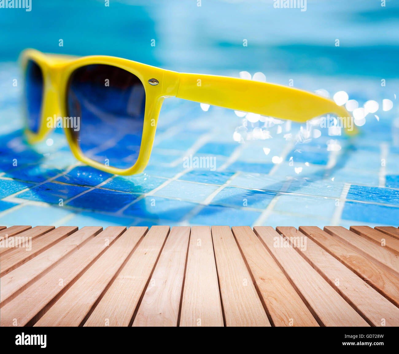 Piattaforma di legno o tavole e sunglass. Concetto di vacanza. Foto Stock