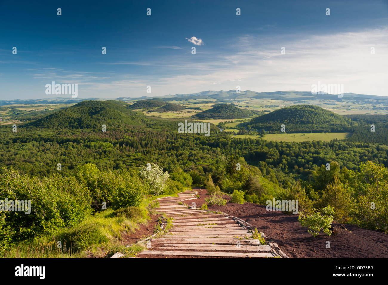 Vista verso sud lungo la Chaine des Puys da Puy de la Vache Vulcano, Auvergne, con ripido sentiero a gradini in primo piano Foto Stock