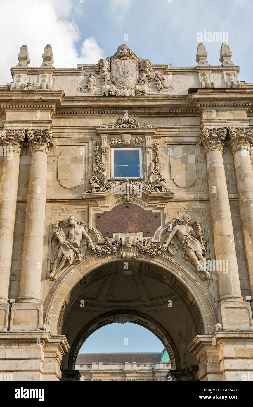 Castello porta del cortile a Budapest Royal Palace, Ungheria. Foto Stock